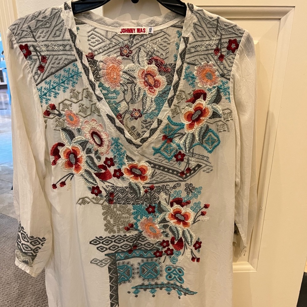 Johnny Was embroidered v neck shirt size XS